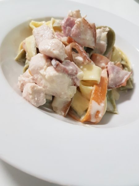 Try this Creamy Chicken Fettuccine recipe to get your Italian fix for the week. Delicious creamy noodles with chicken and bacon will make your taste buds water. Service with a couple of slices of garlic bread!